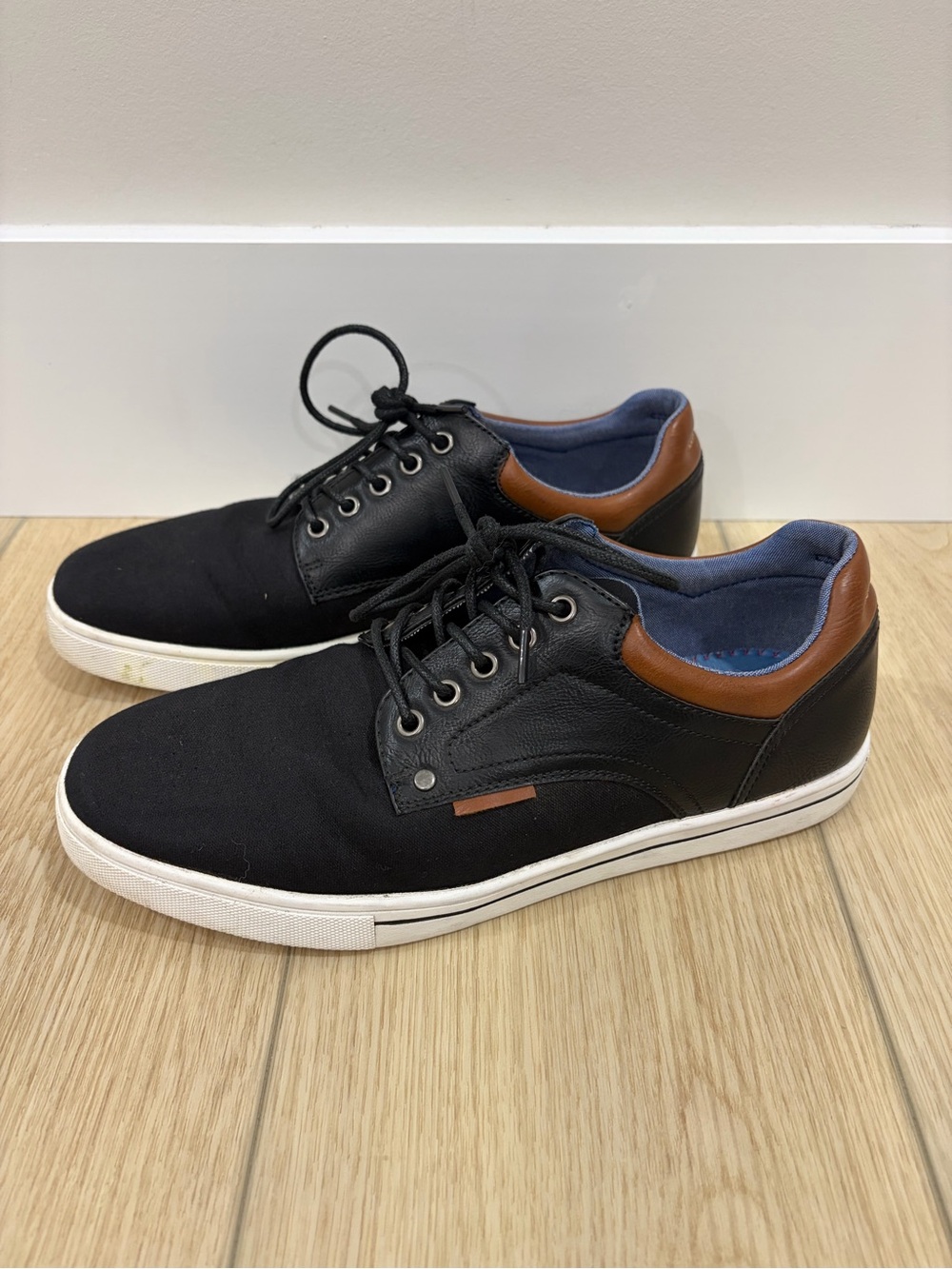 DECARSDZ Men’s Black Canvas Low Top Lace-Up Sneakers Brown Trim White Sole 8
